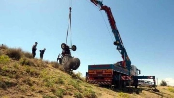 Erciş'te yün yüklü traktör çaya yuvarlandı!