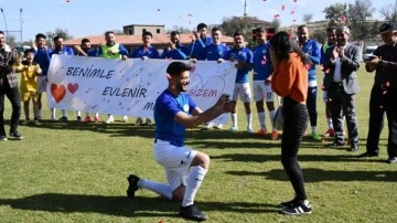 Erciyesspor orta saha oyuncusu sahada evlilik teklifi etti