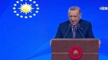Erdoğan muhalefetin sözlerini eleştirirken durup gülümsedi, salonda tezahüratlar yükseldi