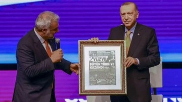 Erdoğan'a 2023 seçimlerinden 1 gün sonrasının basılmış gazetesi hediye edildi