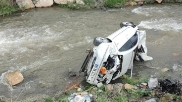 Erzincan'da otomobil dereye devrildi: 1 ölü, 1 yaralı