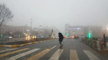 Erzincan güne sisle uyandı, sürücüler zor anlar yaşadı
