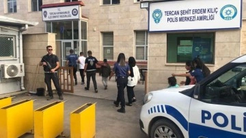 Erzincan'da 2 göçmen kaçakçısı yaklandı