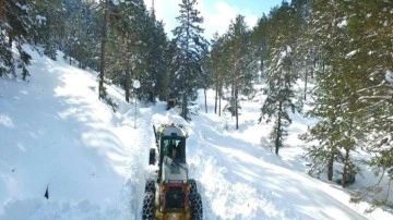 Erzincan'da köy yolları ve geçitlerde karla mücadele çalışmaları sürüyor