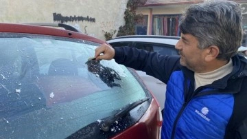 Erzincan'da soğuk havanın etkisiyle yollar ve araçlar buz tuttu