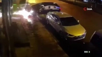 Erzurum’da korkunç kaza kamerada! Trafo direğine çarpan otomobil böyle devrildi