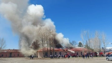 Erzurum Şeker Fabrikası'nda yangın! Rüzgarın etkisiyle büyüyen yangın için çalışma sürüyor