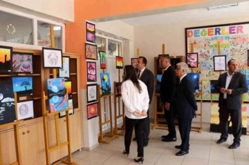 Erzurum'da Cumhuriyet Ortaokulu öğrencilerinin yıl sonu sergisi açıldı
