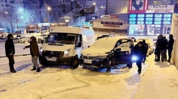 Erzurum'da kar yağışı etkisini gösterdi! Zincirleme kaza: 8 araç hasar aldı
