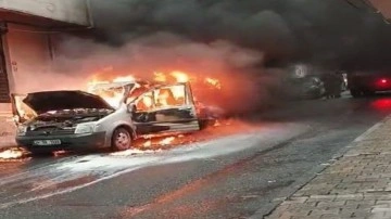 Esenler'de park halindeki otomobil alev alev yandı, kullanılamaz hale geldi