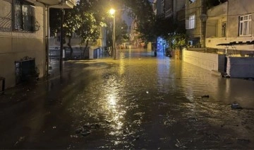 Esenyurt'ta sağanak yağış: Dere taştı, ev ve iş yerlerini su bastı