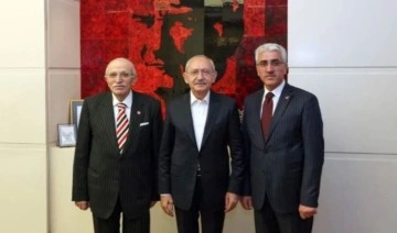 Eski AKP'li vekil ve oğlu CHP'de: Rozetlerini Kılıçdaroğlu taktı