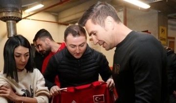 Eski Galatasaraylı Emre Aşık, milli takım formasını depremzedeler için hediye etti