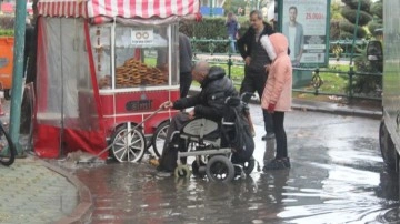 Eskişehir'de su içinde kalan engelli simitçinin arabasını vatandaşlar kurtardı