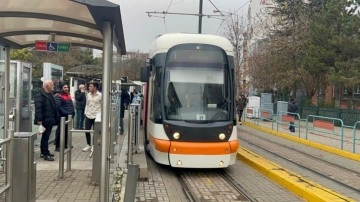 Eskişehir’de tramvaya bıçakla bindiği iddia edilen 4 şahıs yolcuyu darp etti