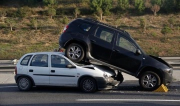 Eyüpsultan'da 'zincirleme kazada' ilginç görüntü: Aracın altına girdi...