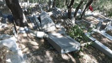 Eyüpsultan'daki tarihi mezarlığı talan ettiler!