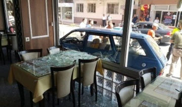 Faciadan dönüldü: Kaza yapan otomobil 'lokantaya' daldı