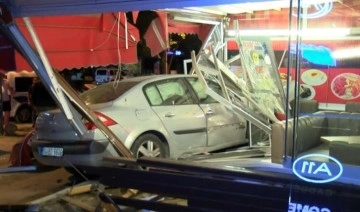 Faciaya kıl payı: Kadıköy'de otomobil büfeye daldı