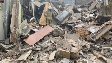 Fatih'te 2 katlı metruk bina çöktü