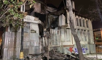 Fatih’te 4 ay önce yanan tarihi metruk bina kısmen çöktü