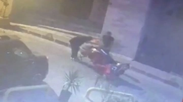 Fatih'te bir garip hırsızlık! Motoru el arabasına yükleyip çaldılar