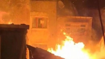 Fatih'te korkutan yangın: 4 katlı metruk bina yandı!