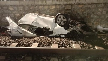 Feci kaza! Otomobil köprüden köprüden tren rayına düştü, ölü ve yaralılar var