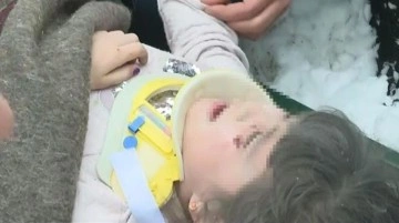 Felaketten saatler sonra enkazdan çıkartılan küçük kızın ilk istediği yürek yaktı