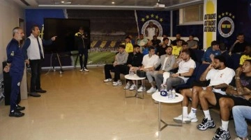 Fenerbahçe Başkanı Ali Koç ve yönetim kurulu, futbol takımıyla buluştu