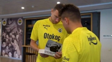 Fenerbahçe'li Cengiz Ünder, arkadaşlarına 'Nutuk' hediye etti!