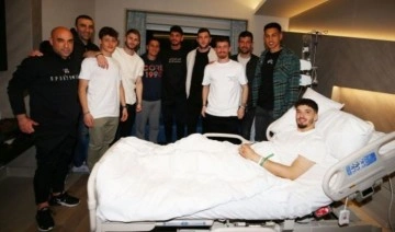 Fenerbahçeli futbolculardan Altay Bayındır'a ziyaret