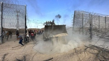 Filistinli gruplar, İsrail tel örgülerini kaldırarak sınırı böyle açtı