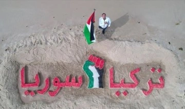 Filistinli sanatçıdan Gazze sahilinde 'Türkiye' ve 'Suriye' yazılı kumdan dev ta