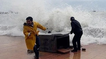 Fırtına vurdu okullar tatil edildi! Bursa'da fırtına önüne geleni devirdi,