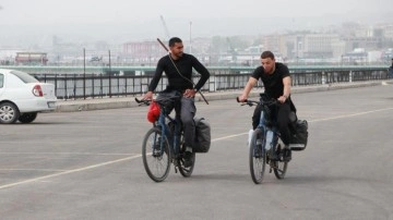 Fransa'dan Hacca gitmek için bisikletle yola çıkan iki kişi Türkiye'ye geldi