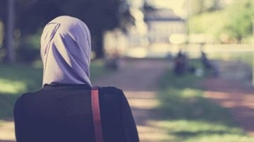 Fransa'da Müslüman öğrencinin başörtüsünü çöpe atıp okuduğu Kuran-ı Kerim'i yırttılar