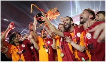 Galatasaray şampiyonluk kupasını kaldırdı