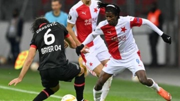 Galatasaray Slavia Prag forması giyen Peter Olayinka'yı bitiriyor