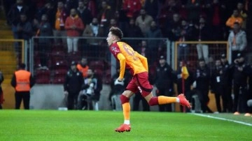 Galatasaray'ın genç yıldızı Özgür Baran Aksaka ilk lig maçına çıktı!