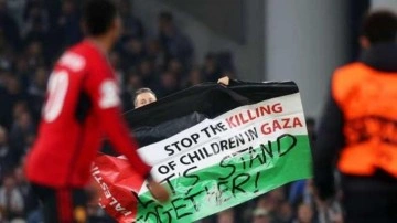Galatasaray'ın grubunda dünyaya mesaj! Taraftar sahaya Filistin bayrağıyla girdi