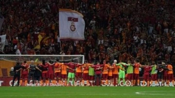 Galatasaraylı futbolcular ve Okan Buruk, galibiyeti taraftarlarla kutladı