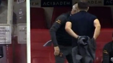Galatasaraylı futbolcuların halini gören Okan Buruk'un kulübede yaptığı hareket olay oldu