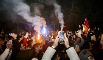 Galatasaraylı oyuncular, derbi galibiyetini taraftarlarla kutladı