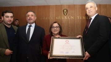 Gaziantep Büyükşehir Belediye Başkanı Fatma Şahin mazbatasını aldı