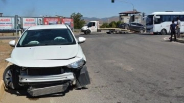 Gaziantep'te feci kaza: İki otomobilin çarpıştı, 5 kişi yaralandı!