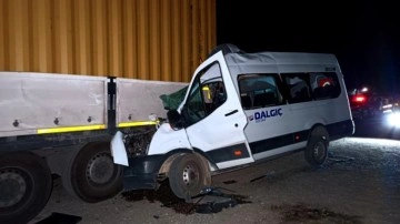 Gaziantep'te feci kaza! İşçi servisi tıra ok gibi saplandı: 1 ölü, 6 yaralı