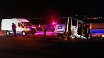 Gaziantep'te hafif ticari araç ile otomobil kafa kafaya çarpıştı, 6 kişi öldü
