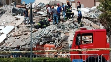 Gaziantep'te hasarlı bina kepçe operatörünün üzerine yıkıldı!