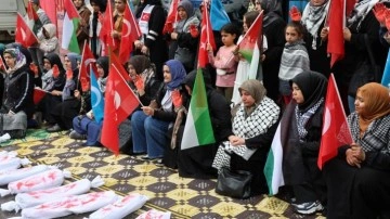 Gazze’deki anneler için oturma eylemi yaptılar